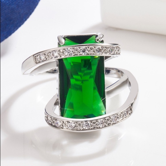 Elegant Silver and Green Gemstone Ring - Picture 7 of 10